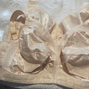 Playtex Satin Cream Bra Sz 44DD (2) unwired no pads. Comfort strap. Back closure